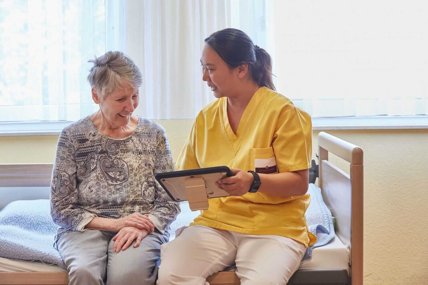 Ausländische Pflegekräfte integrieren gegen den Pflegenotstand.