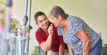 Betreuerin und Bewohnerin auf dem Balkon der ambulant betreuten Wohngemeinschaft.