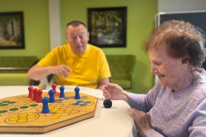 Mensch-ärger-dich-nicht Spiel am Nachmittag in der Tagespflege.
