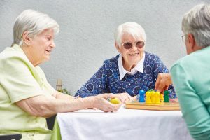 Seniorentagesstätte (SenTa) Spielen auf der Terrasse