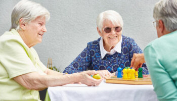 Seniorentagesstätte (SenTa) Spielen auf der Terrasse